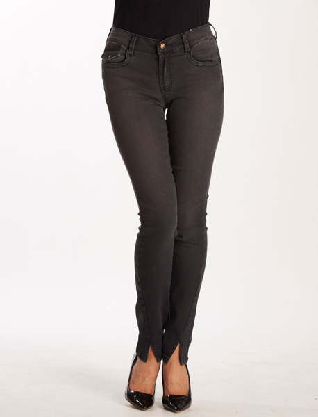Calça Jeans Black Skinny Com Pala Traseira Arredondada e Abertura na Barra