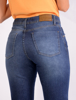 Calça Jeans Flare com Desfiado e Abertura na Barra